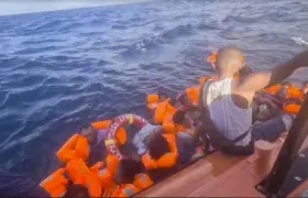 Pasajeros que naufragaban en el barco. 