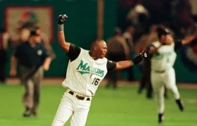 Édgar Rentería celebra el título mundial. 