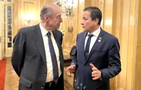 Los Cancilleres Alvaro Leyva y Carlos Faría.