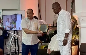 Willian Malkún, rector de la Universidad de Cartagena, entregó placa a Antonio Cervantes. 