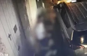 La pareja fue captada detrás de esta camioneta estacionada.