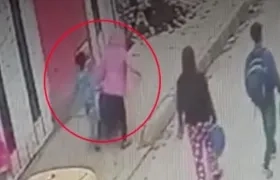 Las cámaras de vigilancia captaron a los dos menores cuando dejaban la bolsa con el recién nacido en su interior.