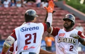 Tito Polo celebra con un compañero. 