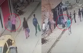 Momento que el niño y una adolescente llevaban la bolsa donde iba el bebé recién nacido. 