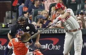 J.T. Realmuto conecta el cuadrangular de la victoria para los Filis. 