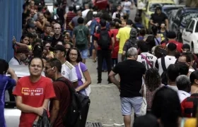 Ciudadanos hacen fila para votar este domingo en Río de Janeiro.