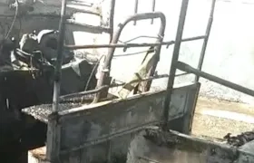 Motocarro incendiado. 