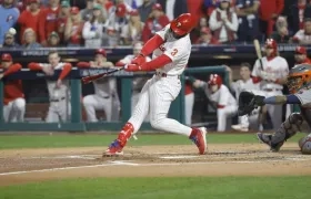 Bryce Harper conecta un cuadrangular. 