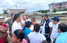 Funcionarios del Distrito durante su recorrido por la zona del caño de la Auyama.