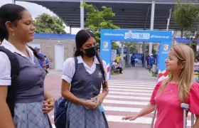 La Gobernadora Elsa Noguera dialogando con estudiantes.