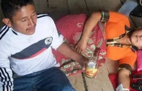  Vicente González Morales y su hermana, Verónica, muestran la botella de licor que afirman se tomaron. 