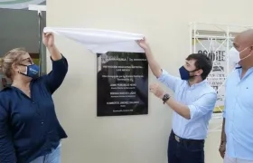 El alcalde Jaime Pumarejo junto al rector Humberto Jiménez cuando inauguraron obras de remodelación en el colegio. 