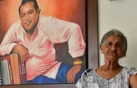 'Mama Vila' al lado de un cuadro de su hijo Diomedes Díaz.