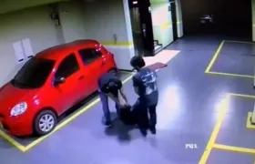 Después de la golpiza en el ascensor, el periodista y un amigo arrastran a la mujer en un parqueadero.