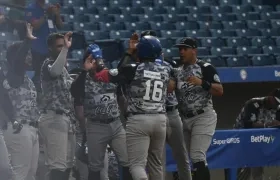 Peloteros de Caimanes celebran el jonrón de Leandro Emiliani.