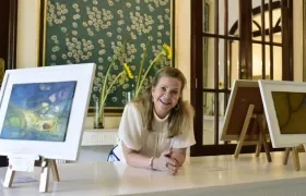 Cielo Támara, directora de Musa Galería de Arte, rodeada de las obras del maestro Jorge Serrano en 'La Perla'.