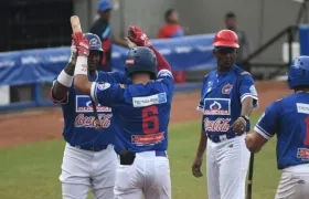 Caimanes celebran tras el cuadrangular de Andrés Álvarez. 