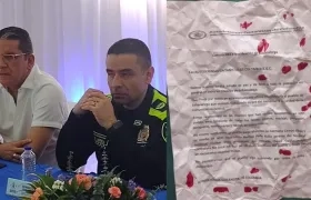 Alcalde Jorge Manotas reunido con la Policía, a un lado el panfleto.