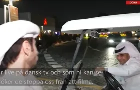 Momento en que las fuerzas de seguridad interrumpen a los periodistas. 