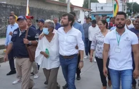 El Alcalde Jaime Pumarejo recorrió parte del kilómetro canalizado junto a vecinos de la obra.