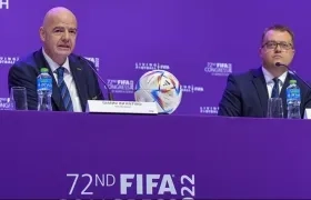Bryan Swanson (der.) y  Gianni Infantino.
