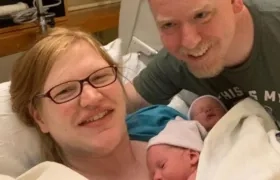 Timothy y Lydia Ridgeway con los recién nacidos.