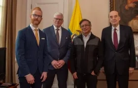 El presidente Petro y el canciller Álvaro Leyva con el editor jefe de WikiLeaks, Kristinn Hrafnsson.