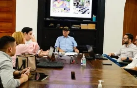 El alcalde William Dau y algunos de sus secretarios, con directivos de Puerta de Oro de Barranquilla.