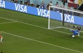  Guillermo Ochoa ataja un penalti a Robert Lewandowski.