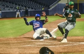 Gustavo Campero anota la séptima carrera de Caimanes.