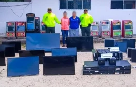 Las capturadas y los elementos incautados en los operativos. 