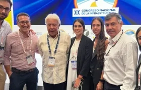 El exjefe del Gobierno Español Felipe González con asistentes al foro de infraestructura.