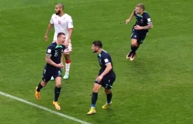 La celebración del gol de Mitchell Duke.