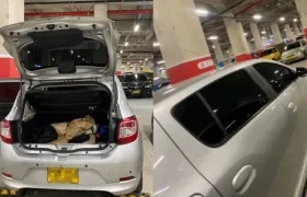 Vehículo de la víctima, abierto y saqueado. 