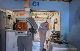 Dentro del plan para contrarrestar el dengue está la fumigación.