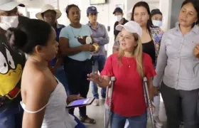 La Gobernadora Elsa Noguera dialogando con la comunidad de Luruaco.