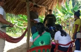 Funcionarios del ICBF en la vivienda de la abuela de la menor en Tierralta.