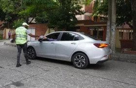 Agente de tránsito en la calle 85.