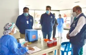 El Defensor del Pueblo en un puesto de vacunación.