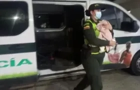 Policía con bebé encontrado en Villa Carolina