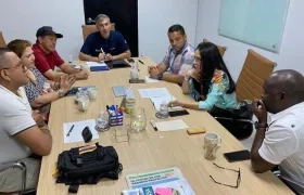 Reunión entre funcionarios de la Alcaldía y líderes de Caribe Verde. 