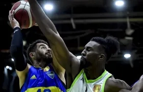 Acción del intenso juego entre Baurú y Boca Juniors.