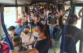 Usuarios del servicio público están obligados al uso del tapabocas. 