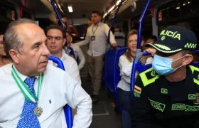 El Ministro de Transporte, Guillermo Reyes, en uno de los buses del nuevo Sistema de Transporte de Valledupar.