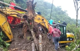 Maquinaria pesada trabajando en la remoción de tierra.