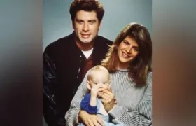 Kirstie Alley junto a John Travolta en la película "Mira quién habla", de 1989.