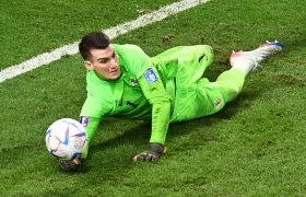 Dominik Kivakovic ataja el cobro de Maya Yoshida.