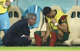 Fernando Santos entrega indicaciones a Cristiano Ronaldo.