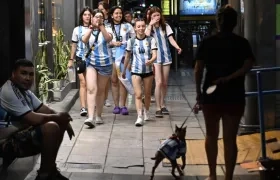 Hinchas de la selección argentina salen a las calles a celebrar luego del triunfo de su selección contra Países Bajos .