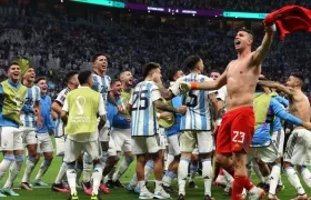 Emiliano Martínez celebra la clasificación argentina a semifinales.